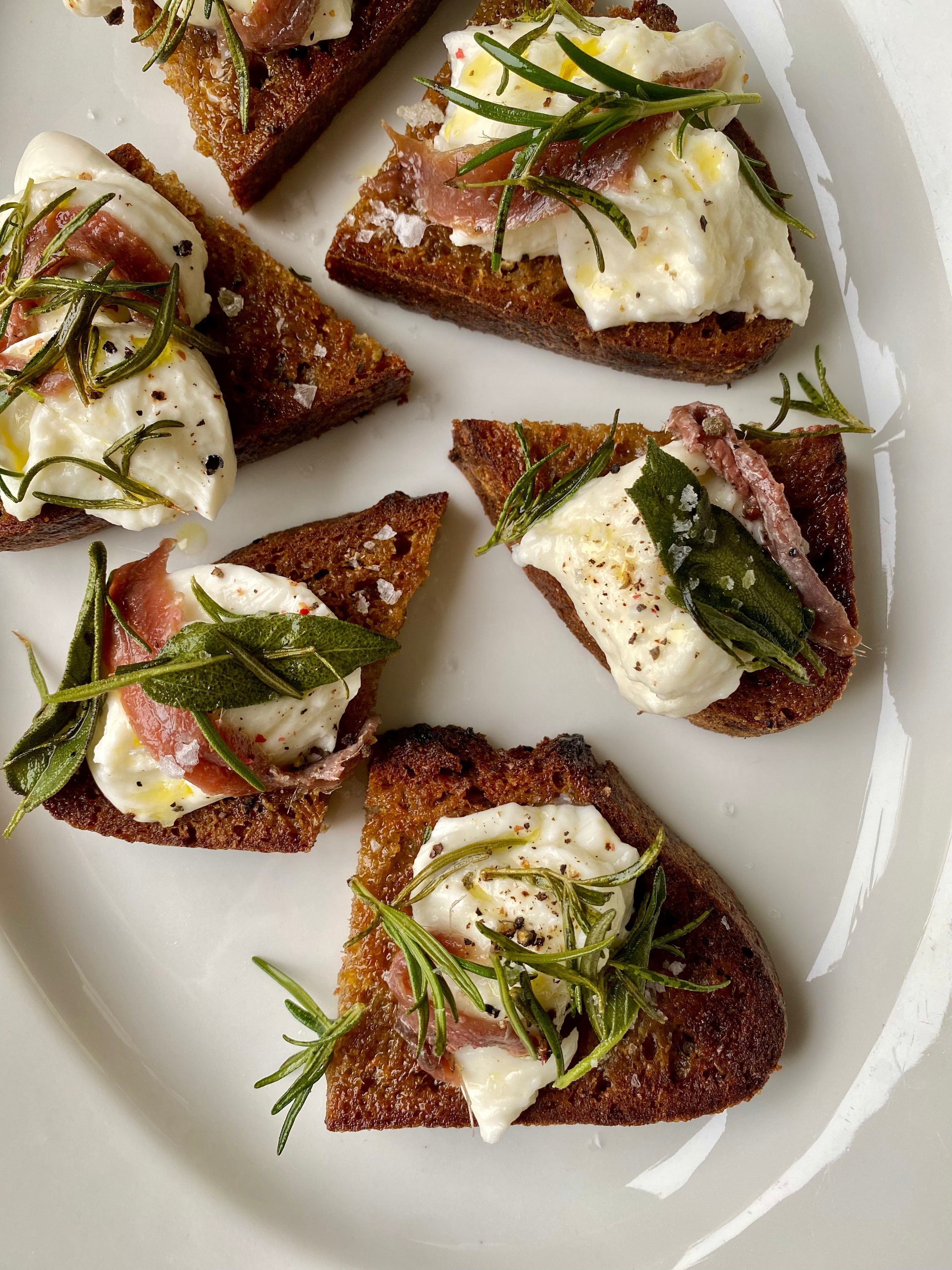 Olive oil fried bread with mozzarella and winter herbs – Honest Toil Olive Oil